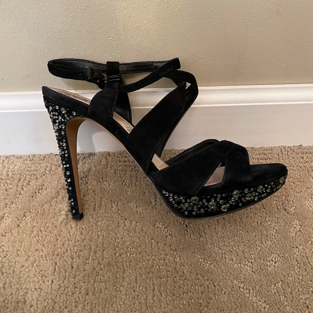 VINCE CAMUTO Black scrappy heels